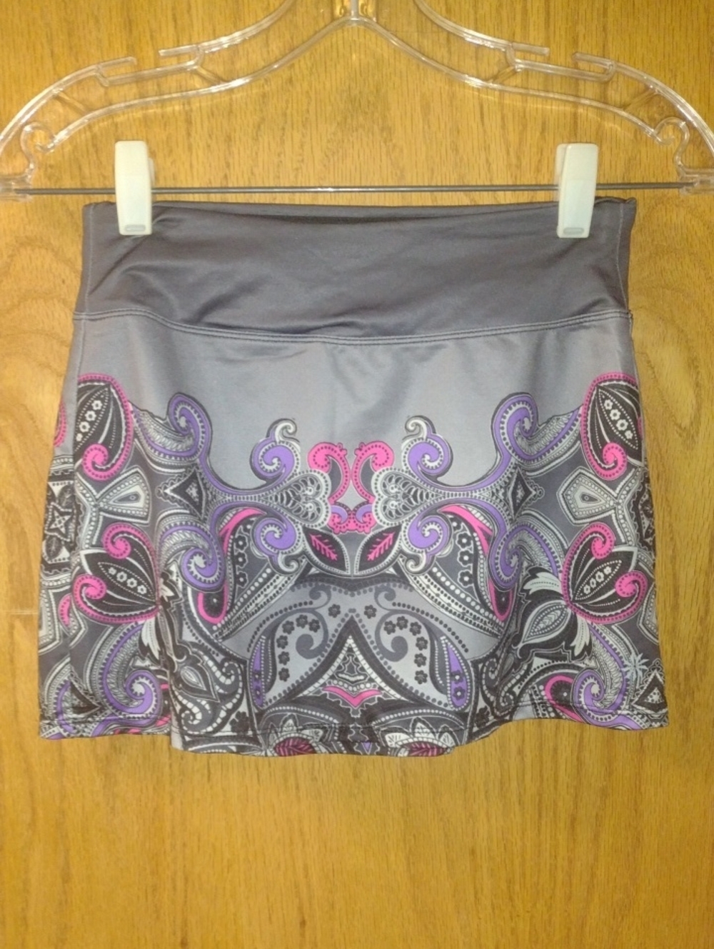 Athleta Gray Active Skirt with Pink & Purple Paisley Print (J1478)